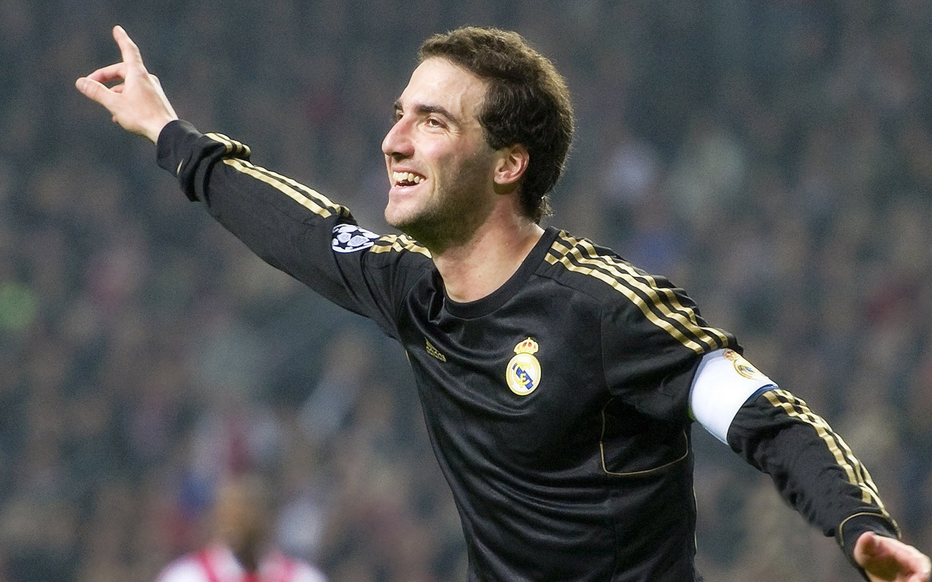 中国足球比赛场面纷争不断，球员表现抢眼，中国足球比赛怎么样了