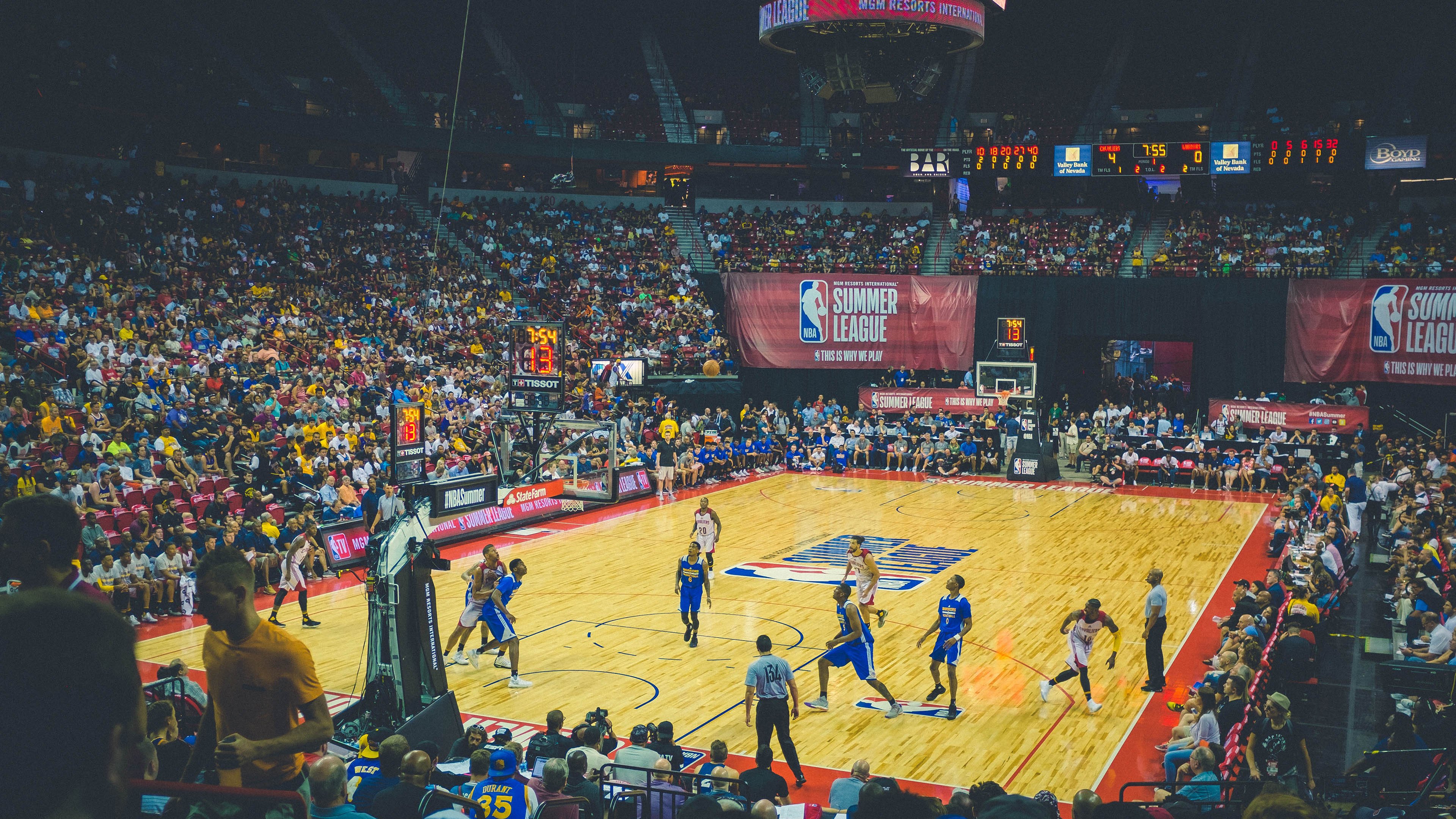 南安普顿主场氛围热烈，球迷支持不减，南安普顿今天的比赛