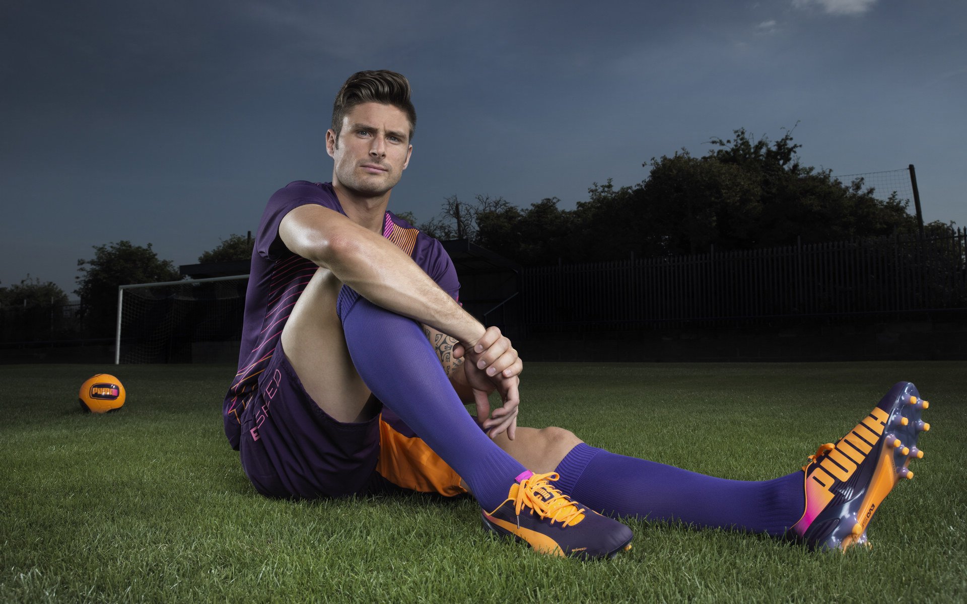 史上“最牛”篮下封盖：蒂伊在争夺篮板时显示出的强硬防守让对手胆寒！