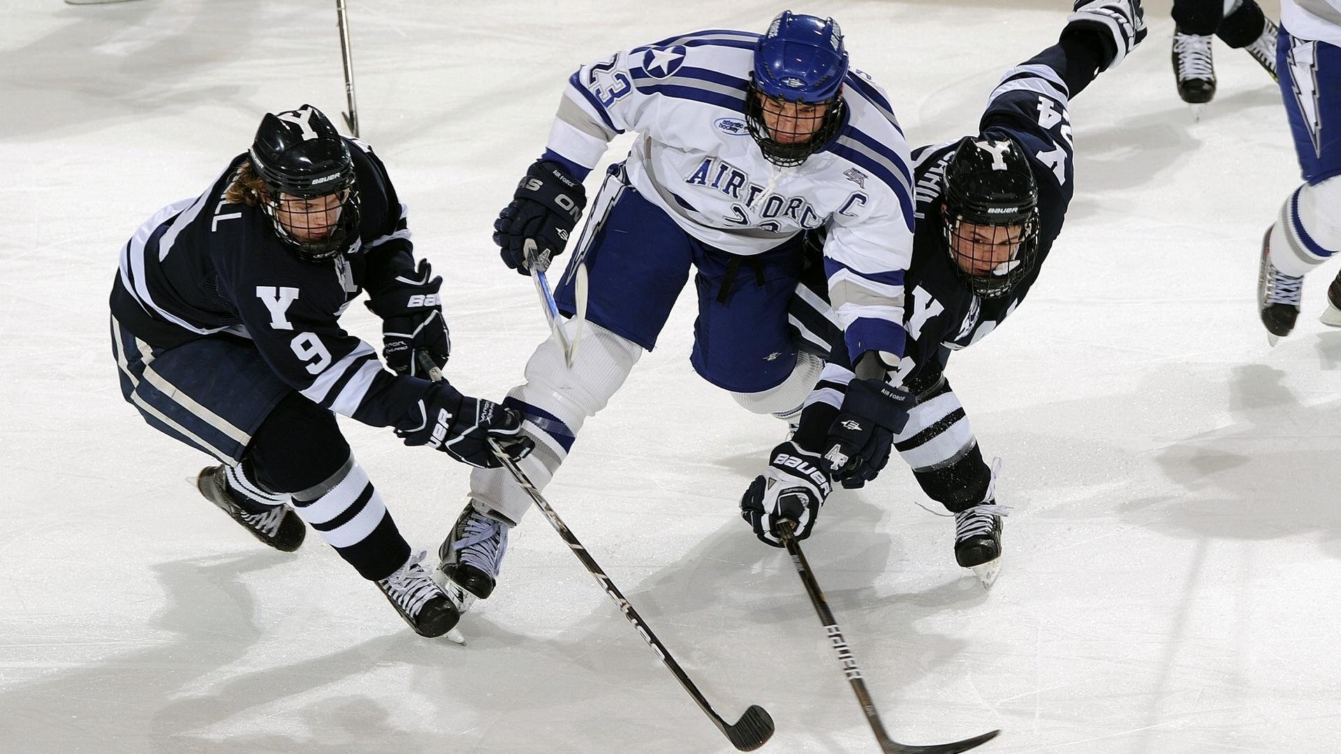 史上“最牛”篮下封盖：蒂伊在争夺篮板时显示出的强硬防守让对手胆寒！