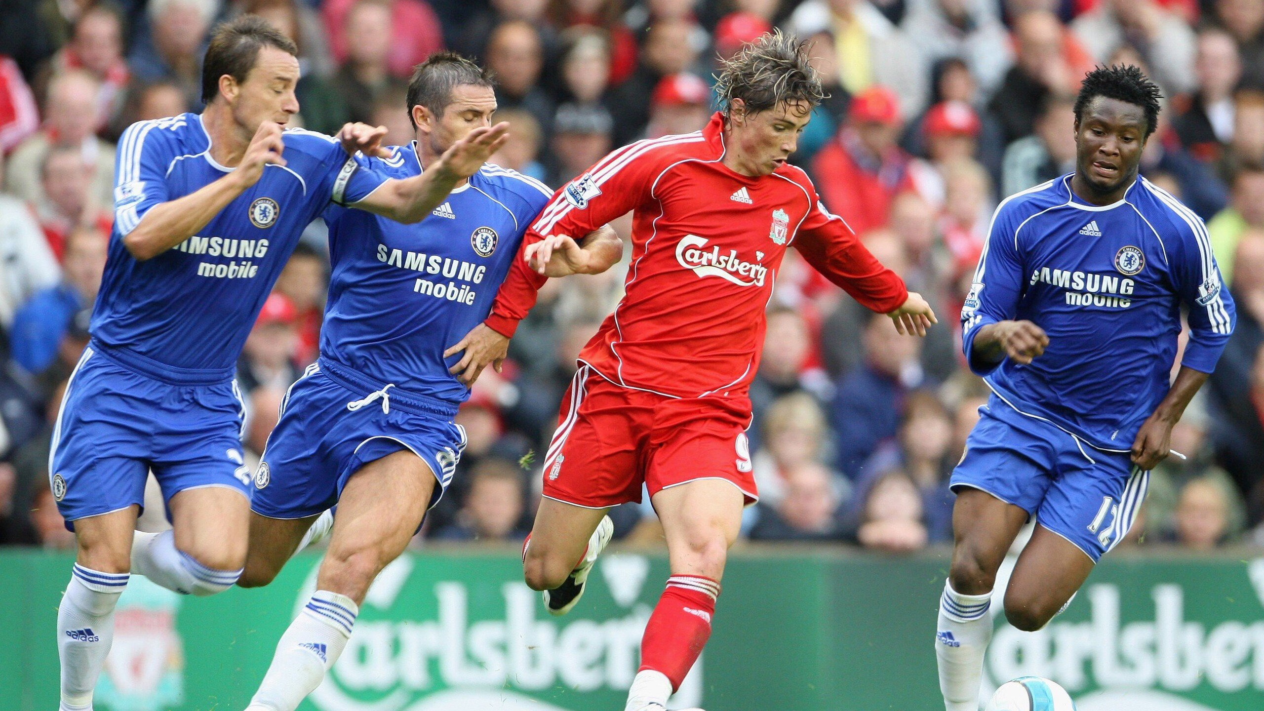 英格兰球迷街头狂欢庆祝奖牌，英格兰球迷唱歌